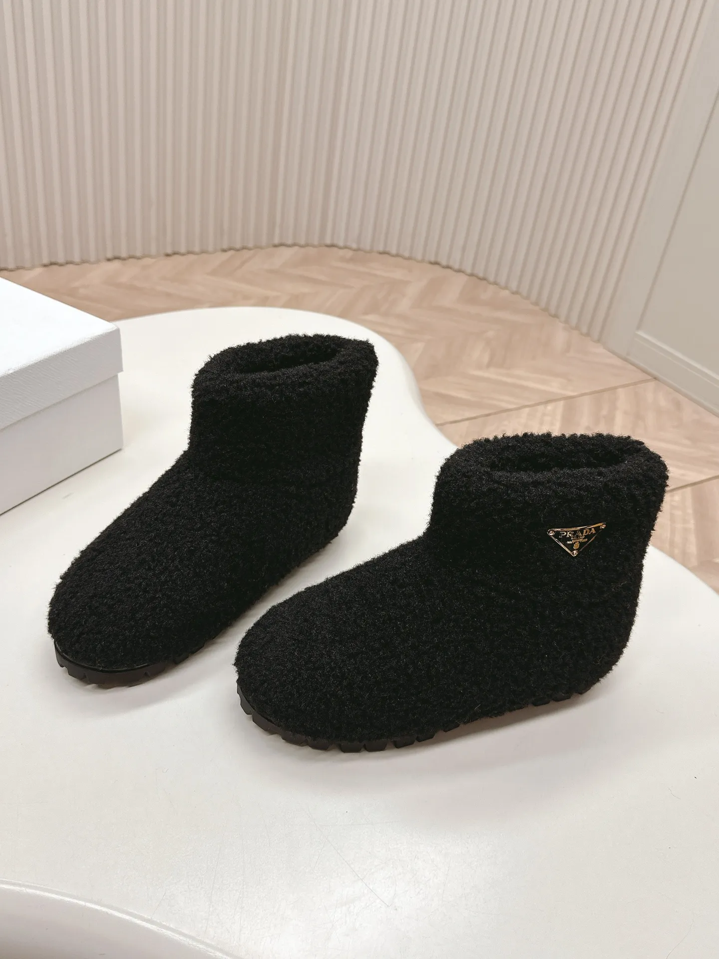 👟👟Ex-factory price 560👟👟 Prada prada24 autumn and winter furry short boots snow boots． The classic triangle buckle is comfortable, cute, cute, fashionable, elegant and versatile. The wool is comfortable and soft, awakening the warmth of autumn and winter. Let you walk comfortably from morning to night. You can easily manage the changing seasons. Wool, original outsole! 35-40 yards